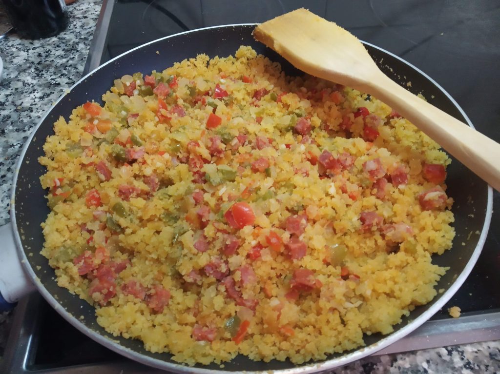 Migas caseras con verdura su chorizo y brochetas de langostinos con piña