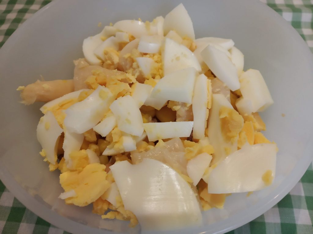 Ensalada de pollo y fondo de cocina con mayonesa