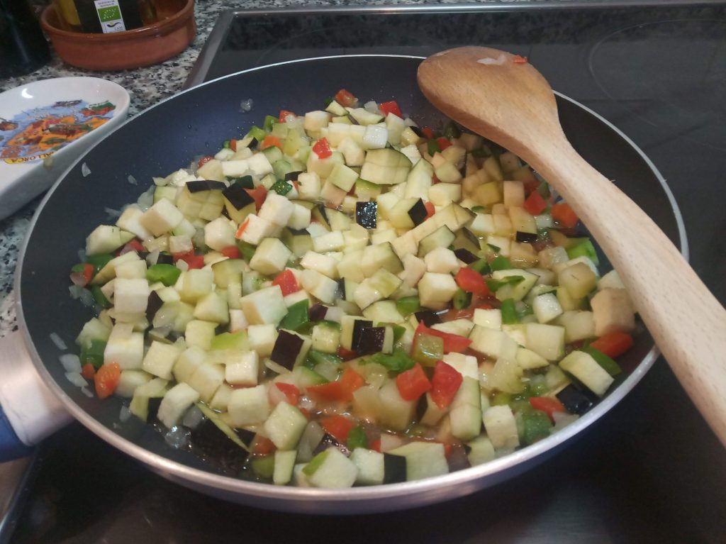 Hojaldre relleno de verduras y pollo