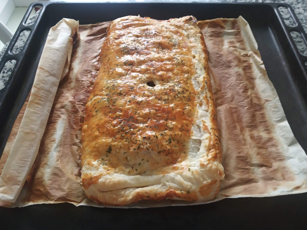 Hojaldre relleno de verduras y pollo