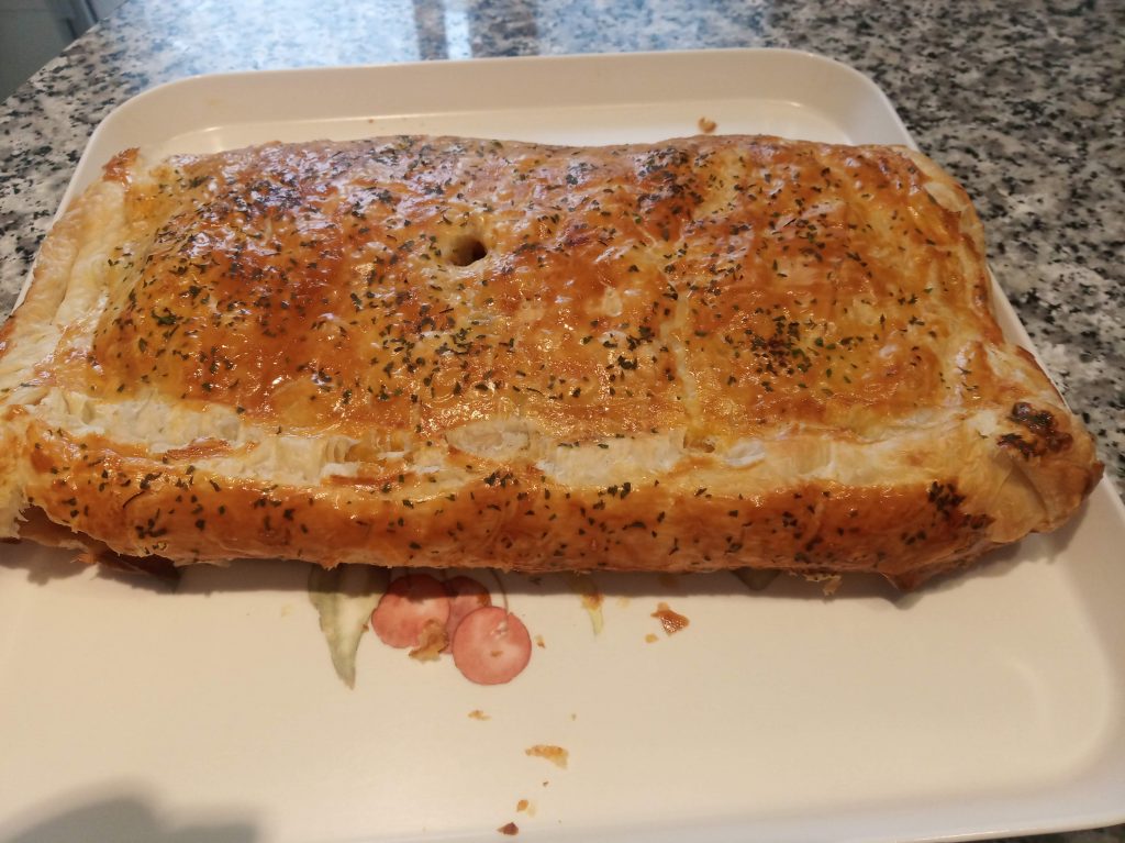 Hojaldre relleno de verduras y pollo