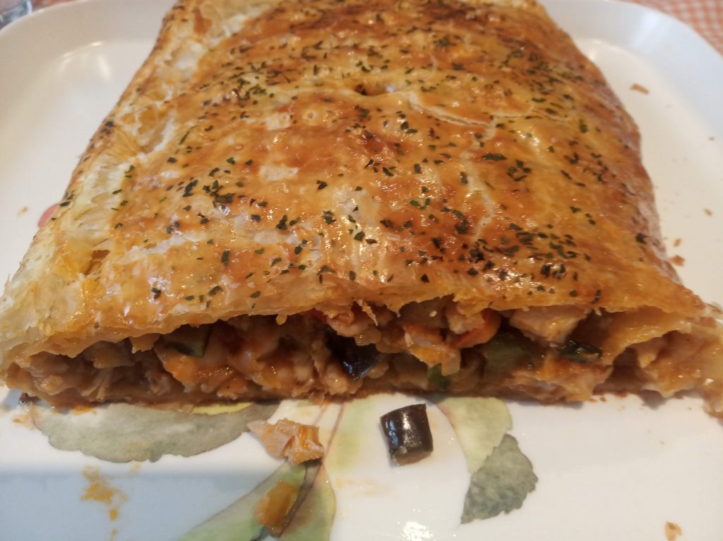 Hojaldre relleno de verduras y pollo