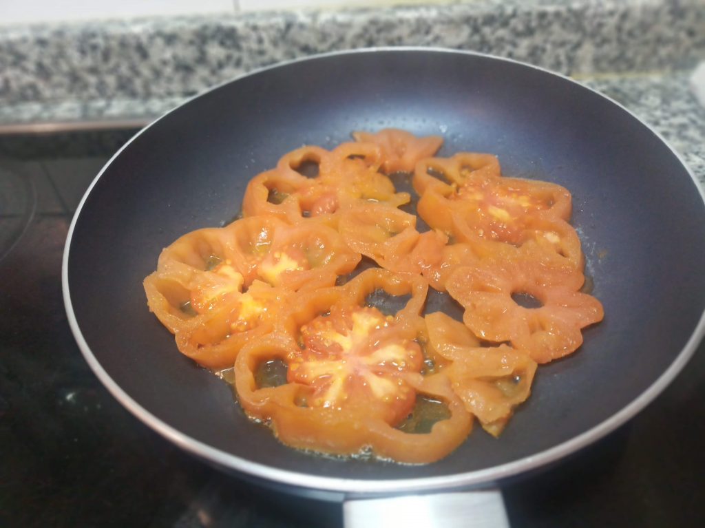 Tortilla de tomate y queso mozzarella rallado