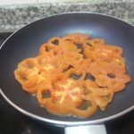 Tortilla de tomate y queso mozzarella rallado