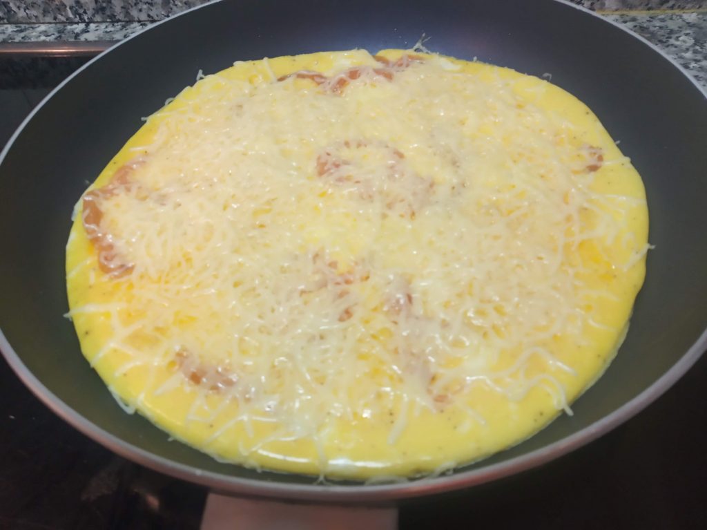 Tortilla de tomate y queso mozzarella rallado