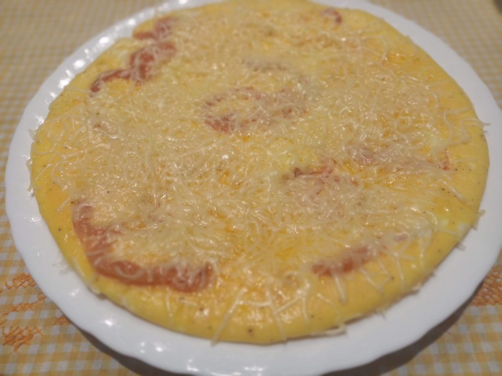 Tortilla de tomate y queso mozzarella rallado