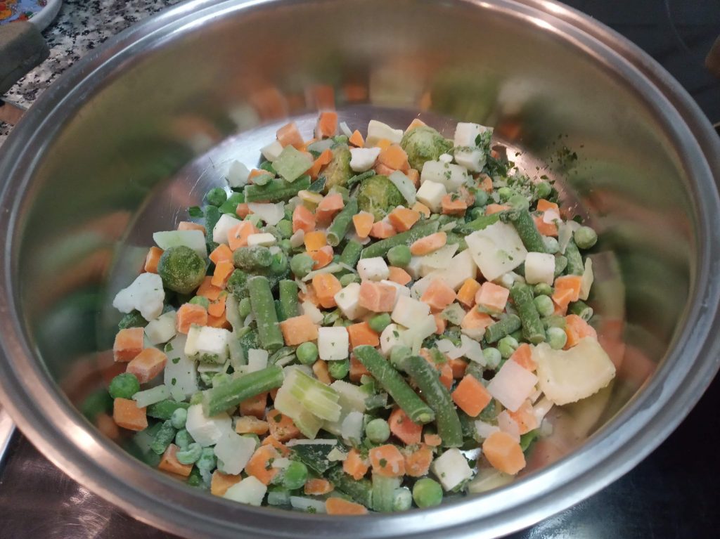 Sopa de verdura con fideos, huevo y queso