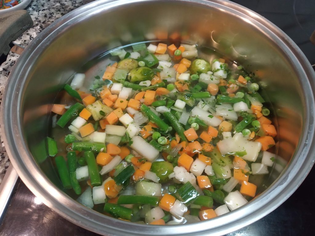 Sopa de verdura con fideos, huevo y queso