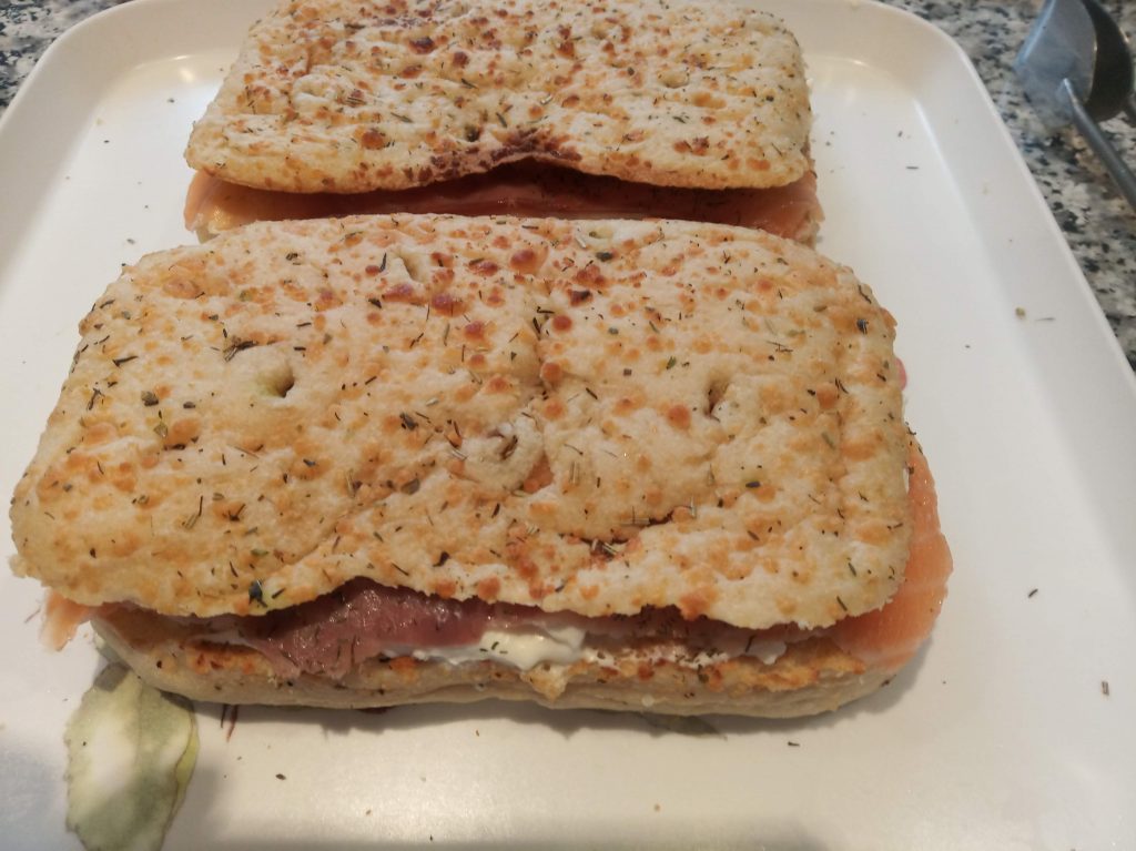 Focaccia con queso Philadelphia y salmón ahumado