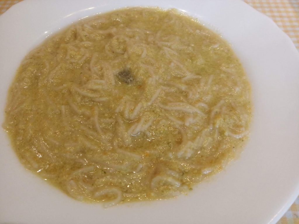 Sopa de verdura con fideos, huevo y queso