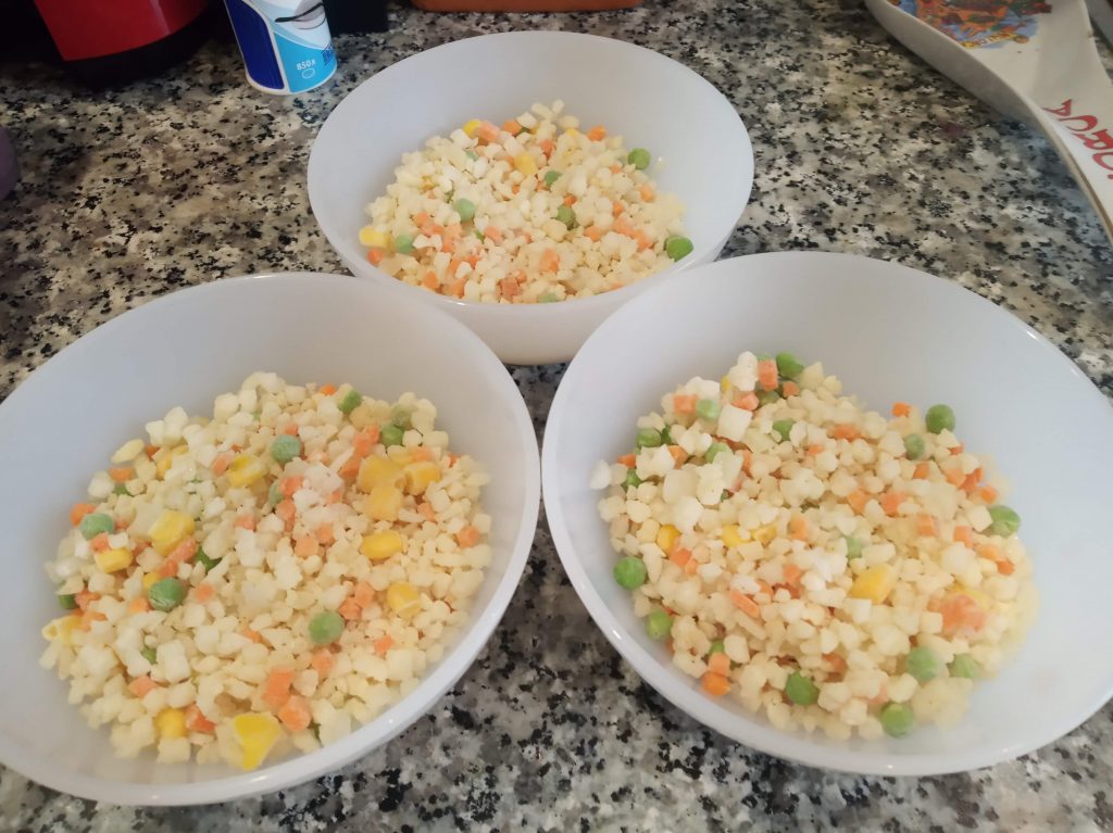 Ensalada de arroz de coliflor y atún al natural