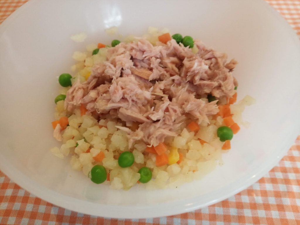 Ensalada de arroz de coliflor y atún al natural