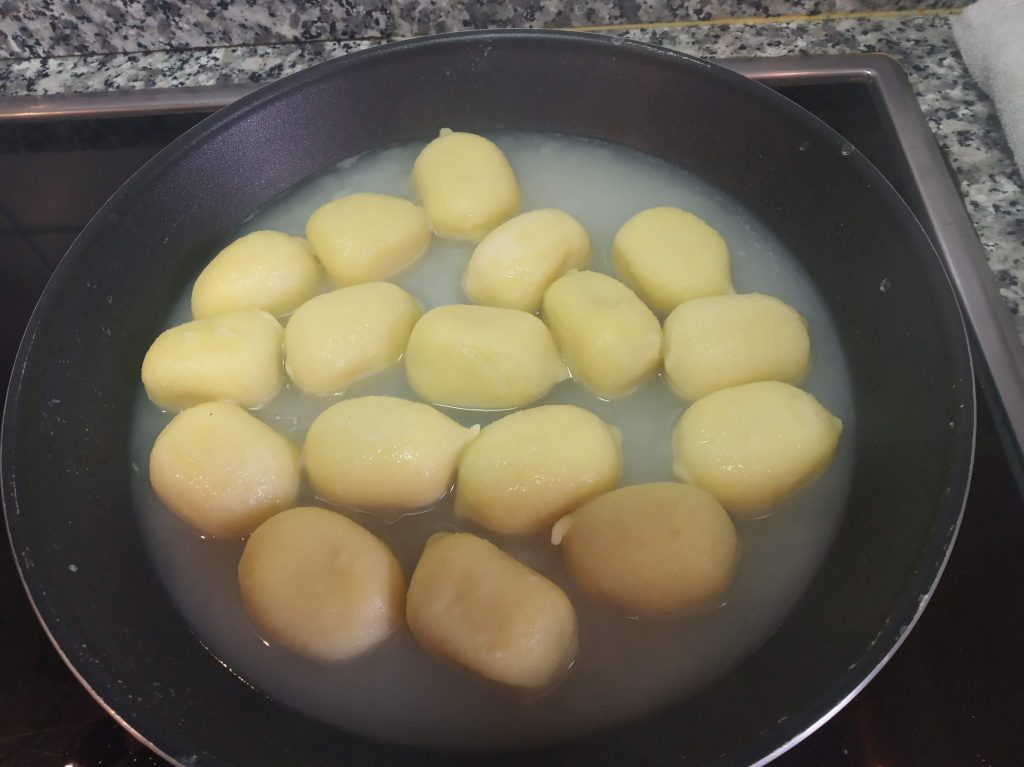 Gnocchi al pesto con salsa de queso