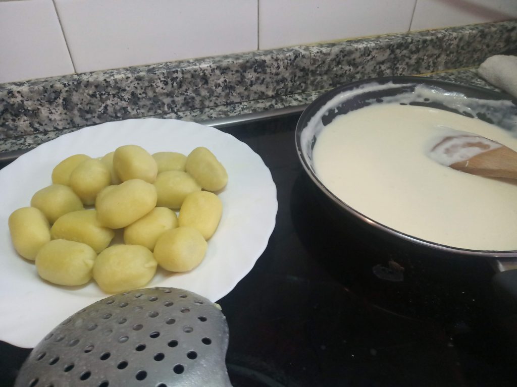 Gnocchi al pesto con salsa de queso