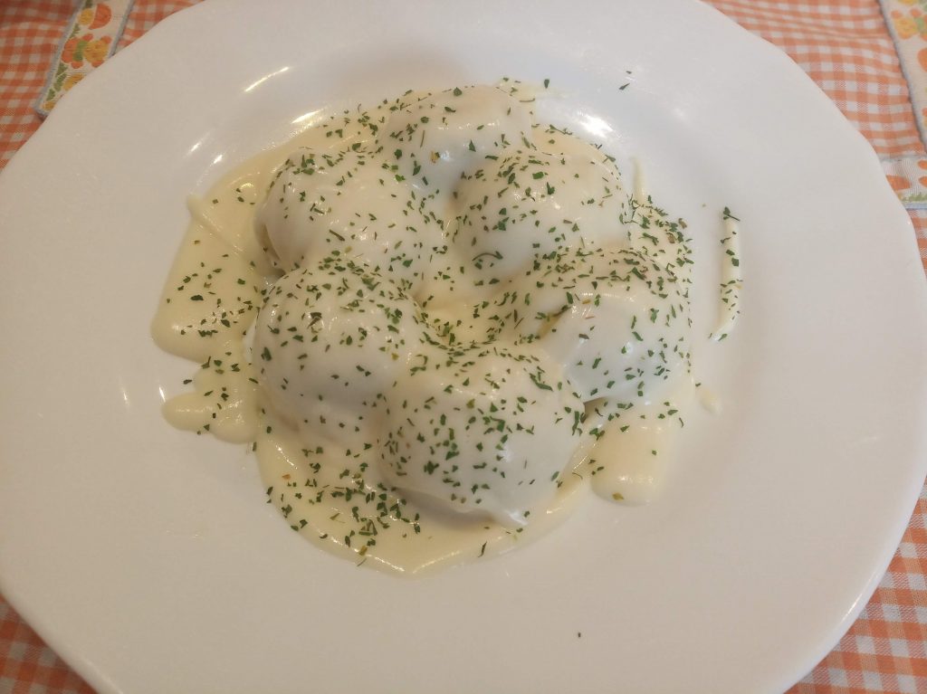 Gnocchi al pesto con salsa de queso