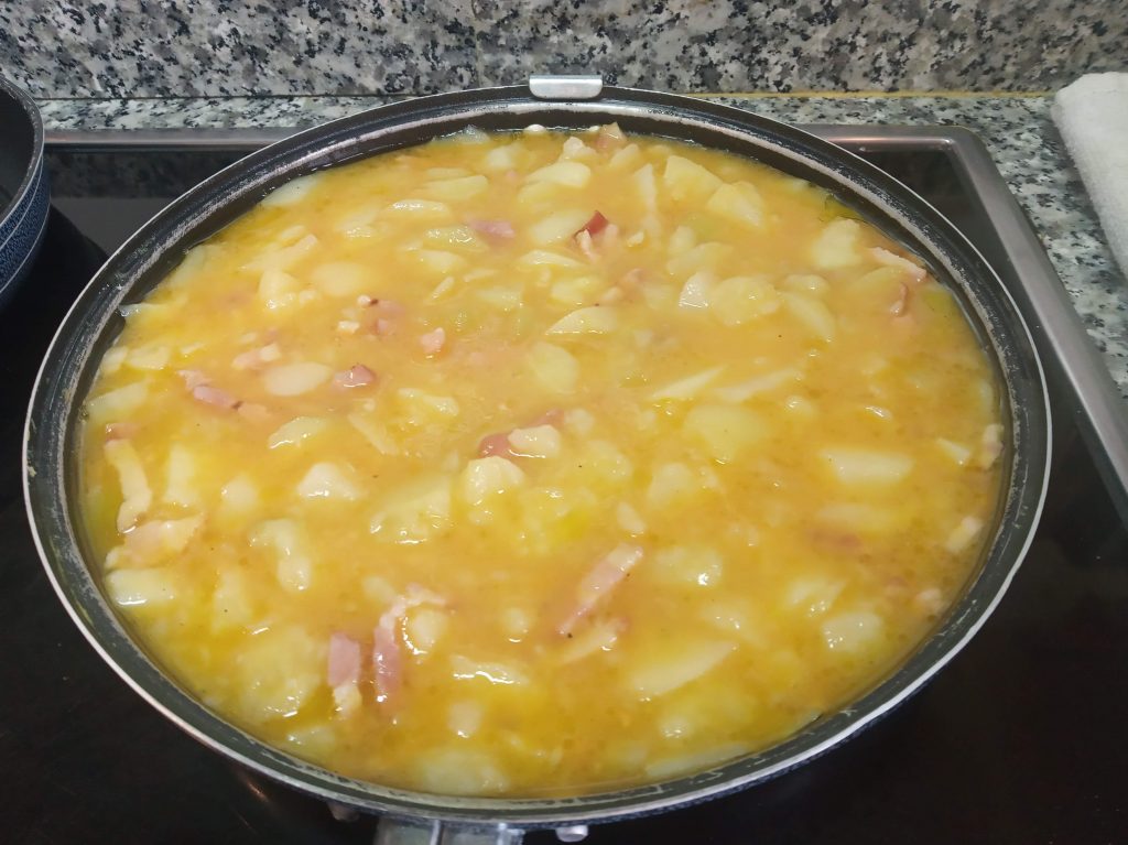 Tortilla de patatas cocidas al microondas con bacón