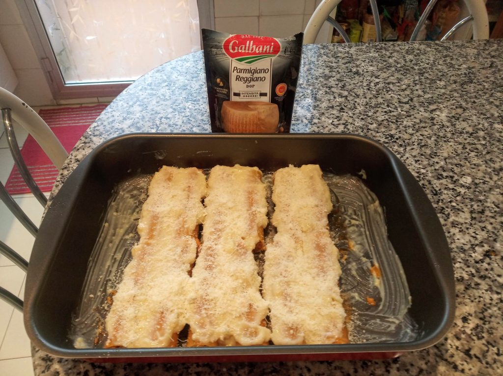 Canelones de atún con salsa bechamel