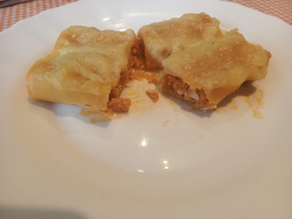 Canelones de atún con salsa bechamel