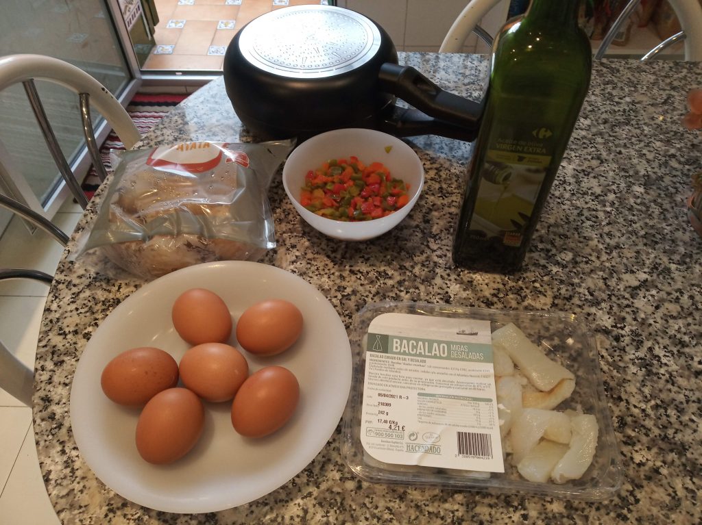 Tortilla de patatas con bacalao y pimientos