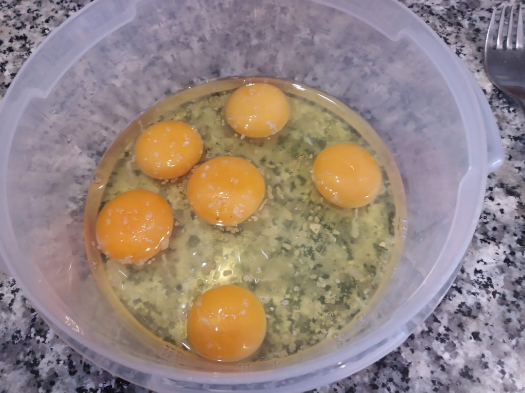 Tortilla de patatas con bacalao y pimientos