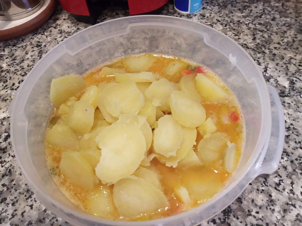 Tortilla de patatas con bacalao y pimientos