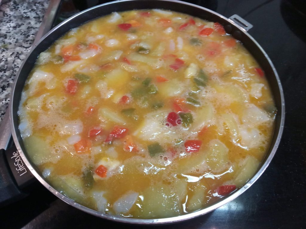 Tortilla de patatas con bacalao y pimientos