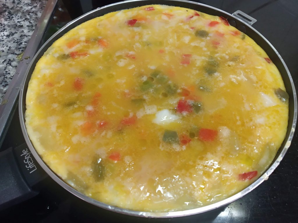 Tortilla de patatas con bacalao y pimientos