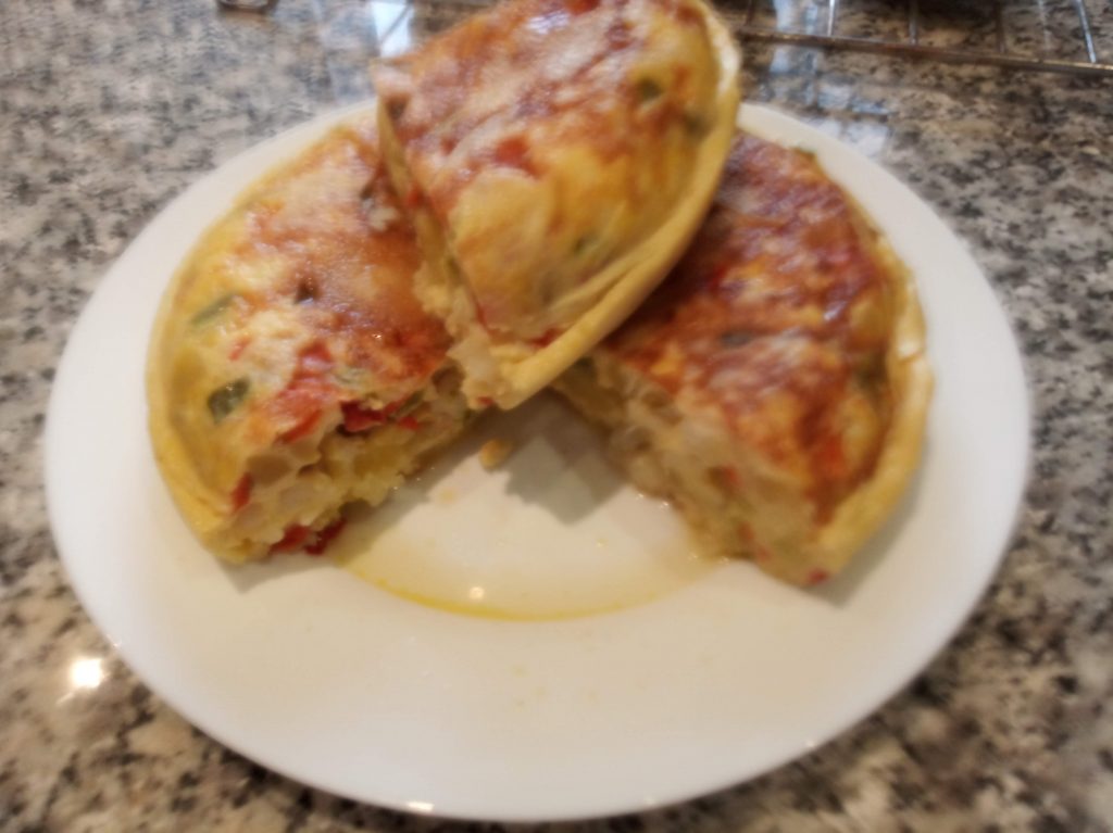 Tortilla de patatas con bacalao y pimientos