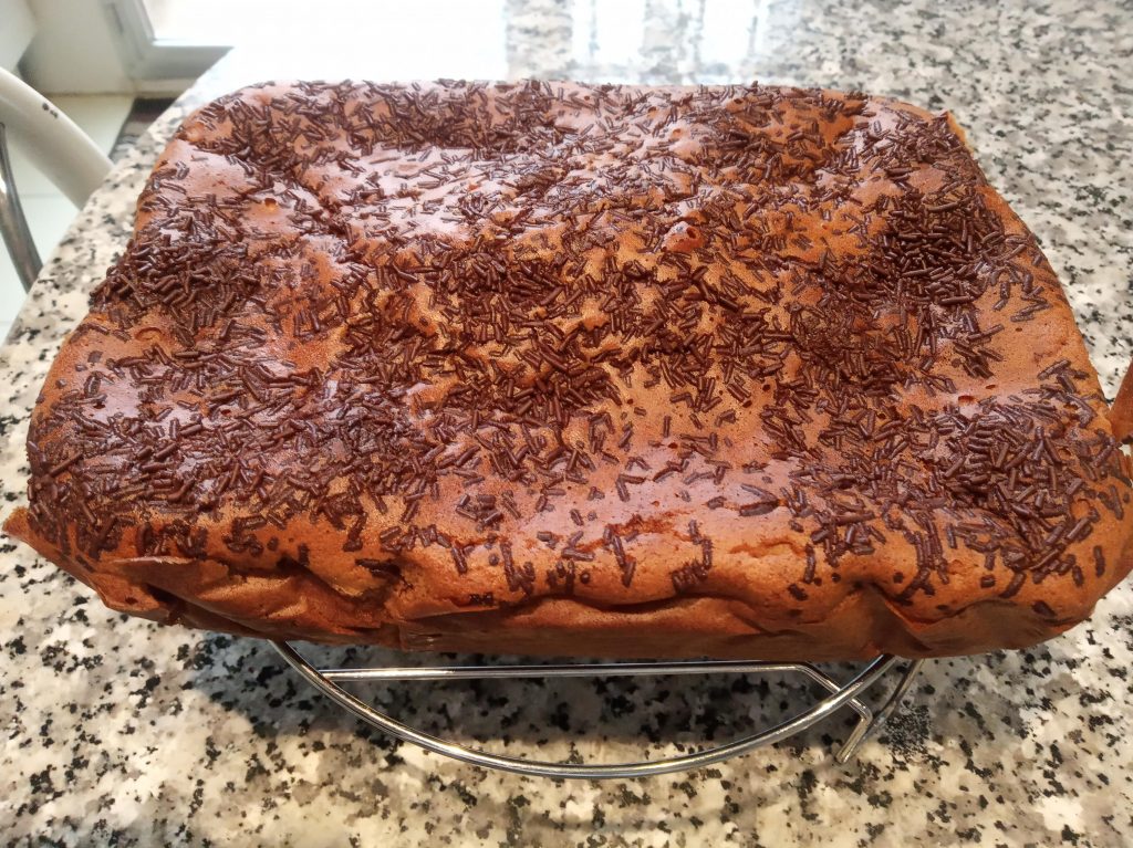 Bizcocho de claras con siropes de chocolate o de fresas