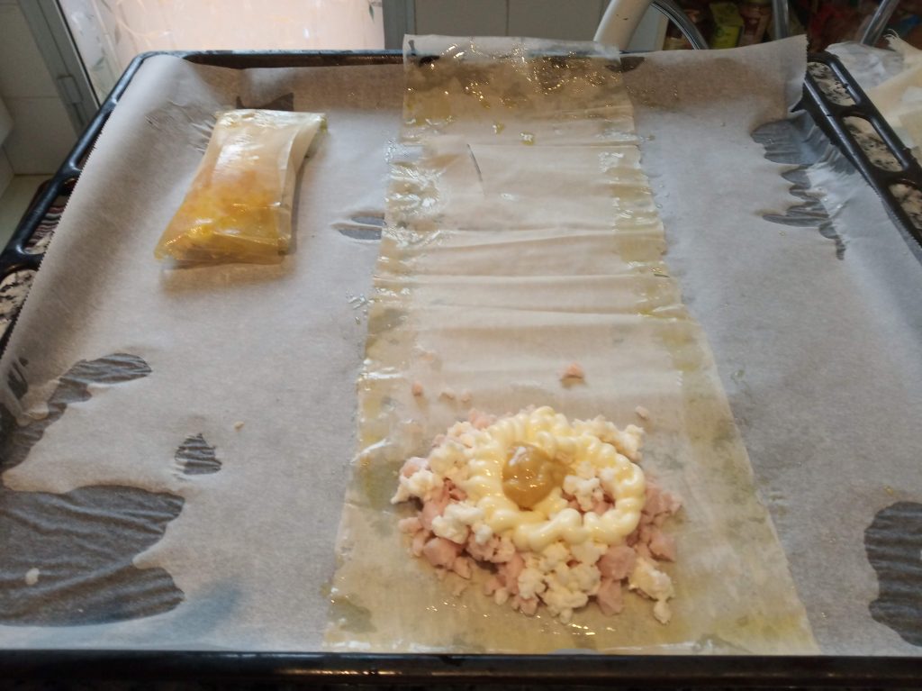Rollitos de masa filo con mozzarella y pavo