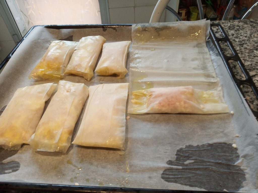 Rollitos de masa filo con mozzarella y pavo