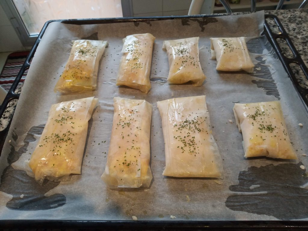 Rollitos de masa filo con mozzarella y pavo