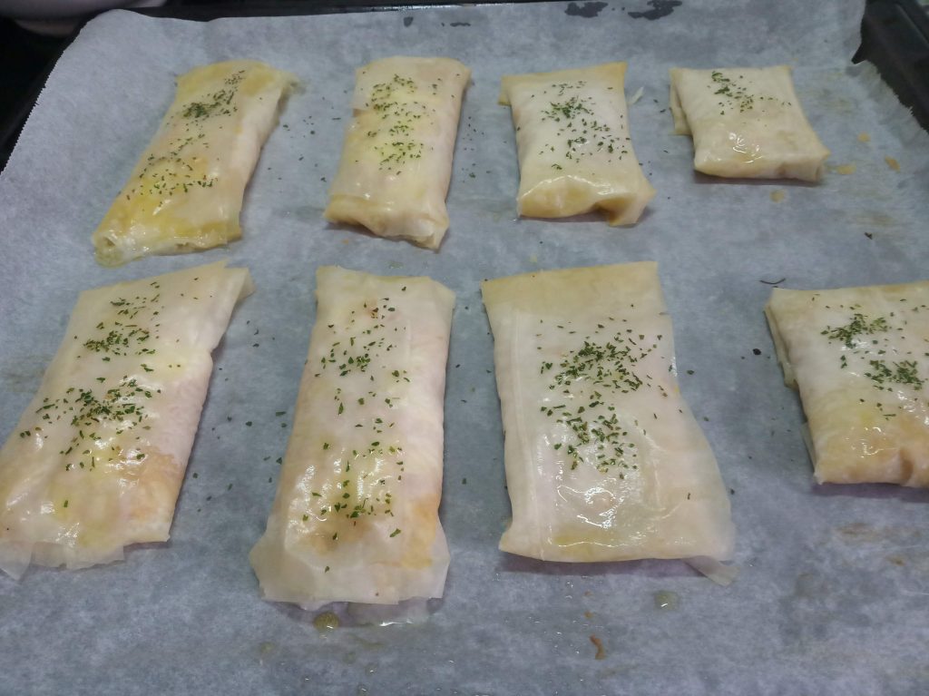 Rollitos de masa filo con mozzarella y pavo