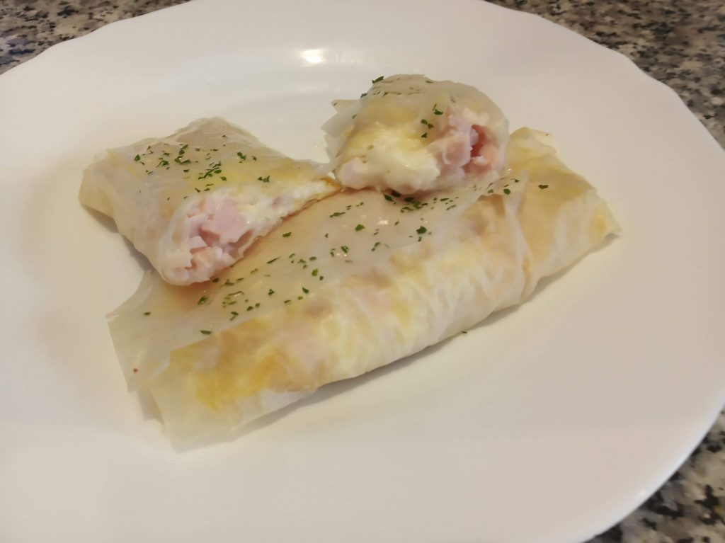 Rollitos de masa filo con mozzarella y pavo