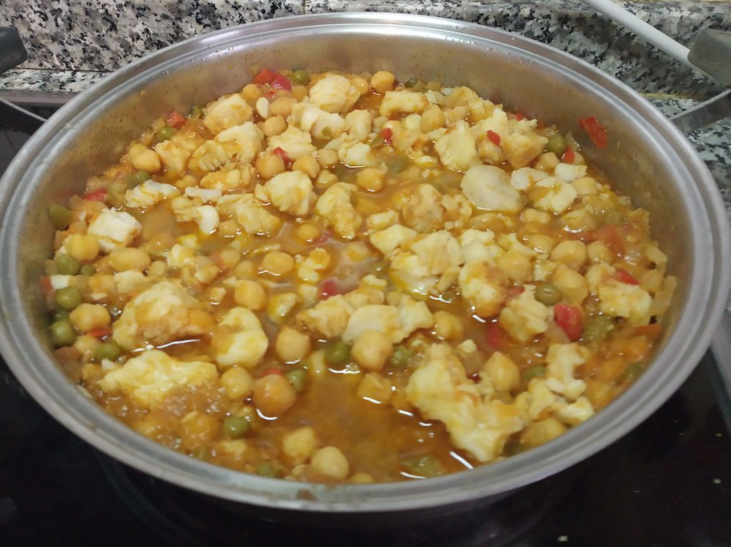 Garbanzos con lomos de merluza