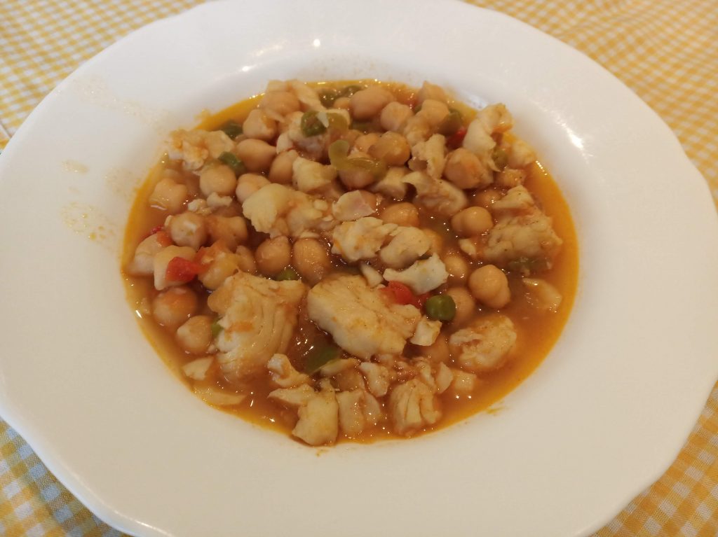 Garbanzos con lomos de merluza