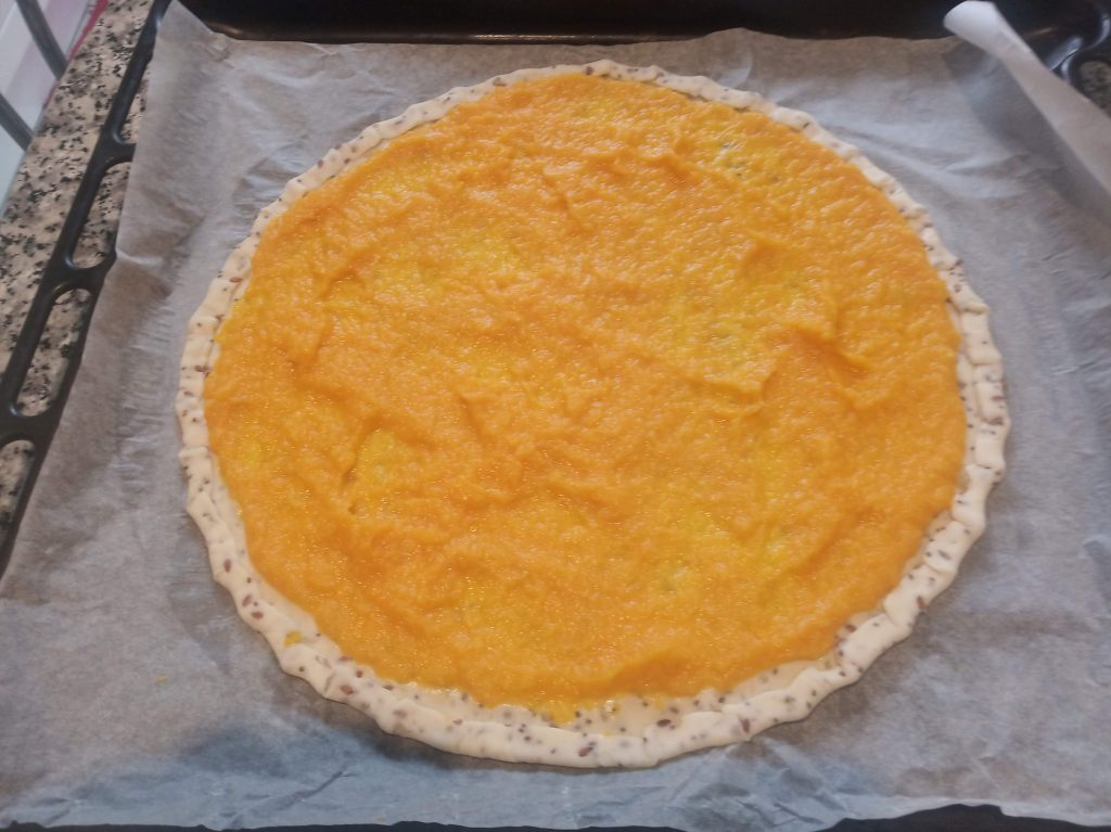 Pizza de calabaza con queso de cabra y sobrasada en hojaldre