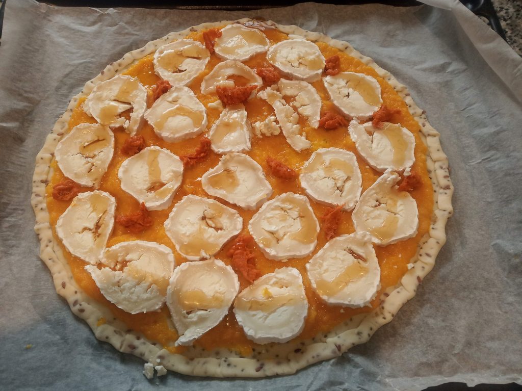 Pizza de calabaza con queso de cabra y sobrasada en hojaldre