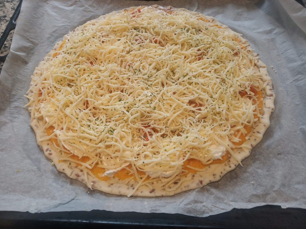 Pizza de calabaza con queso de cabra y sobrasada en hojaldre