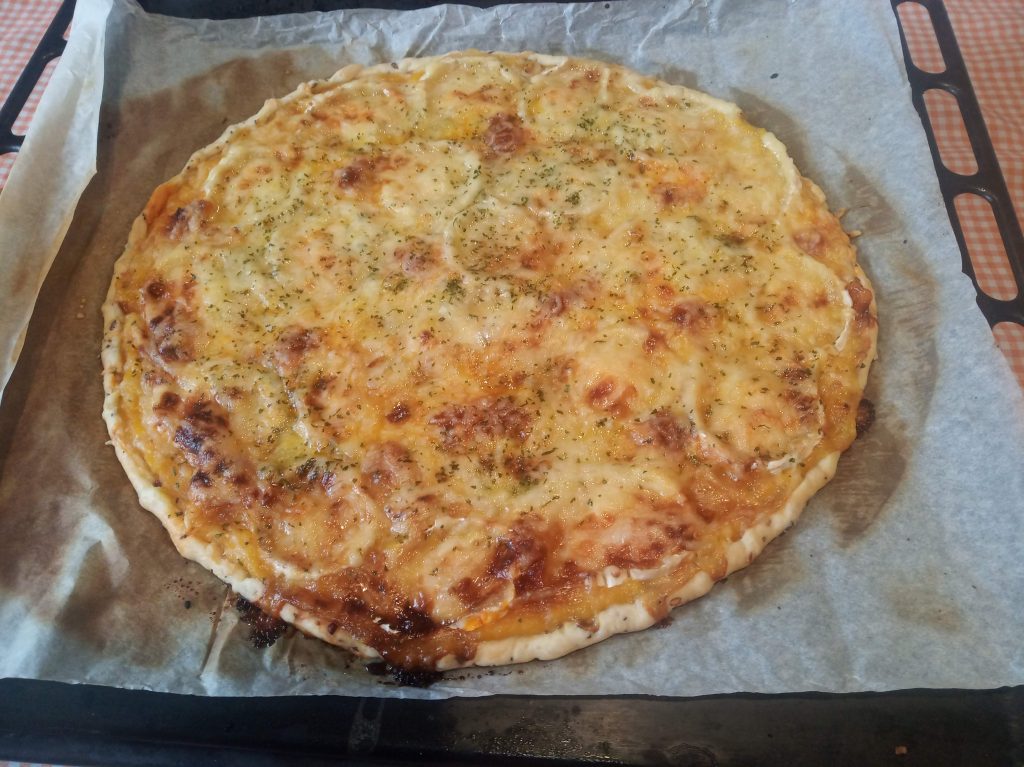 Pizza de calabaza con queso de cabra y sobrasada en hojaldre