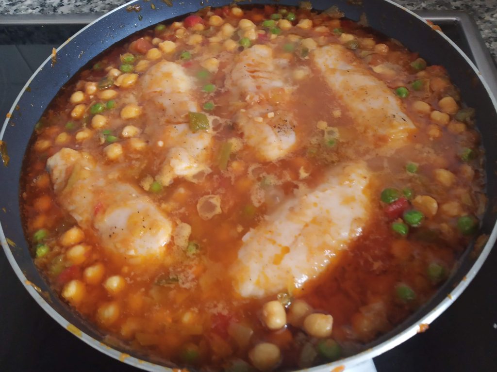 Garbanzos con lomos de merluza