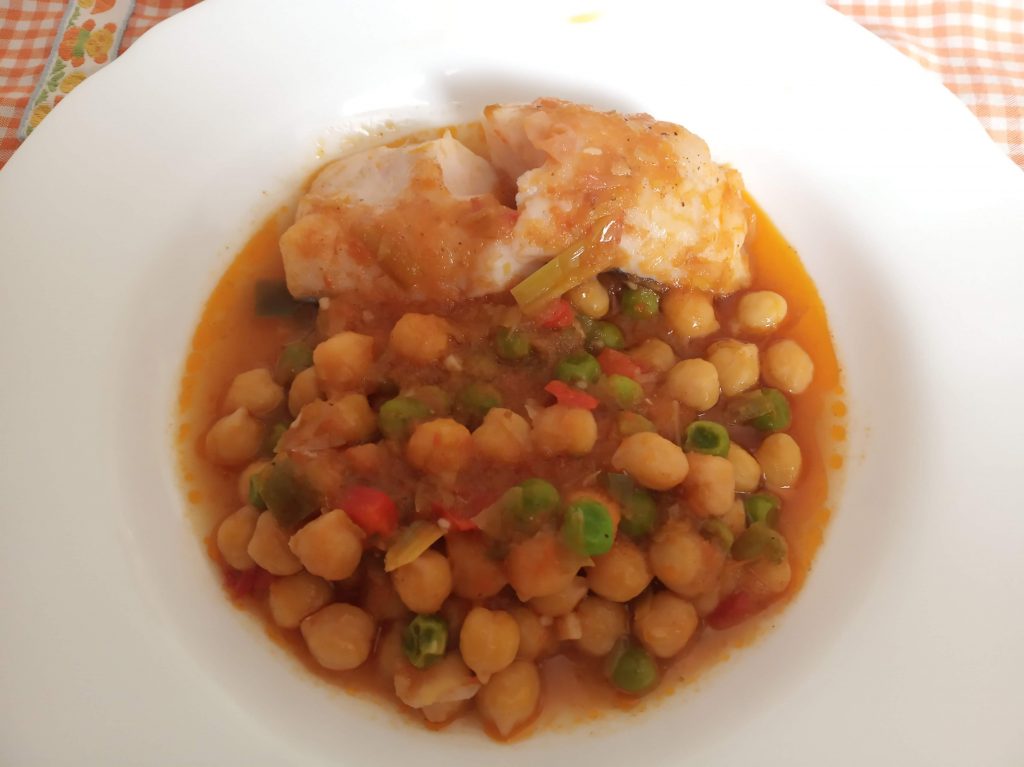 Garbanzos con lomos de merluza