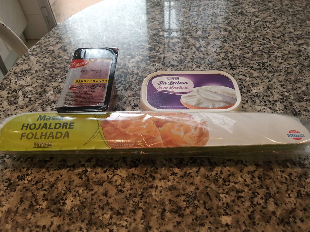 Triángulos de hojaldre con queso de untar y taquitos de jamón