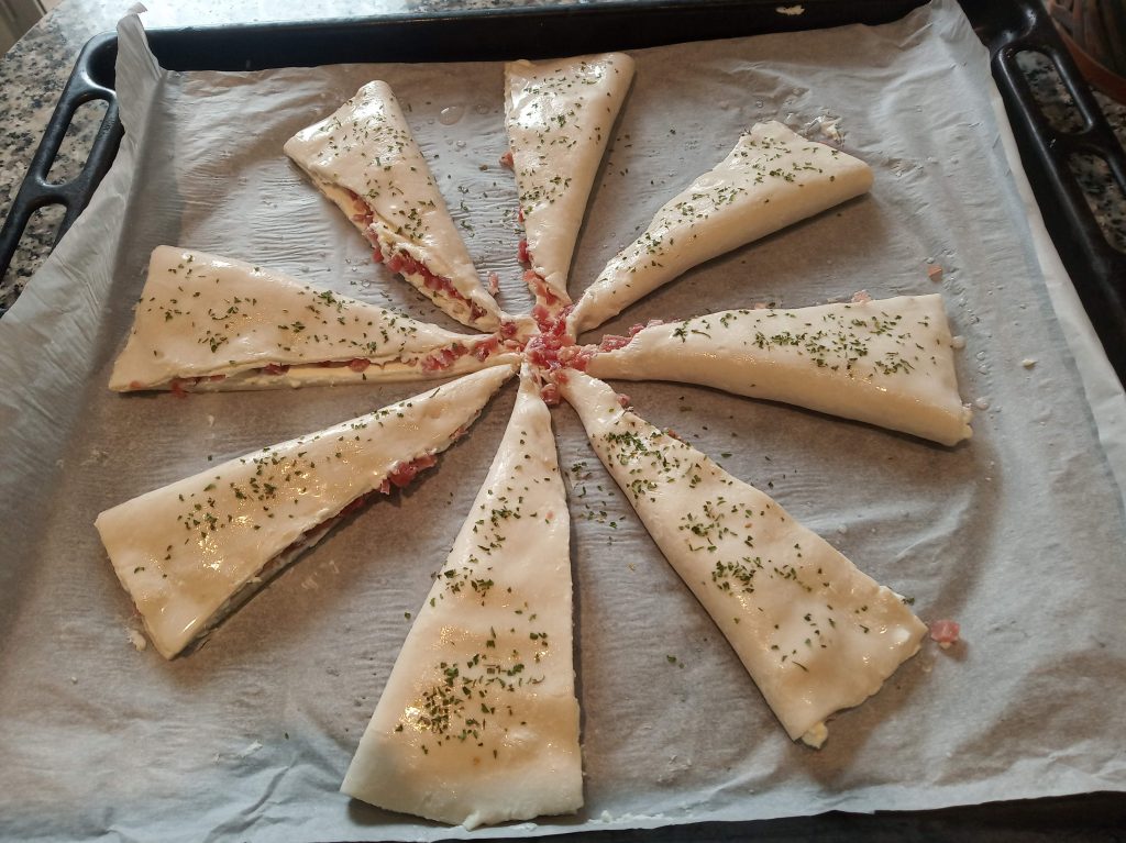 Triángulos de hojaldre con queso de untar y taquitos de jamón