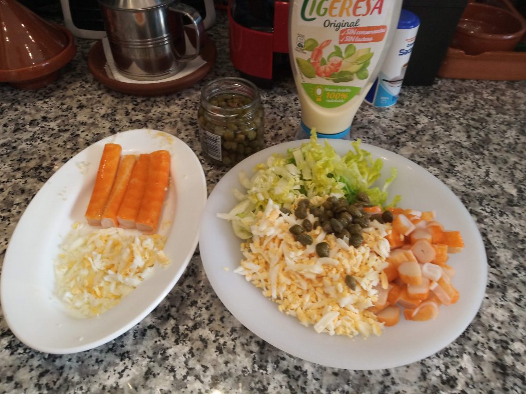 Pastel frío de salmón ahumado y palitos de surimi