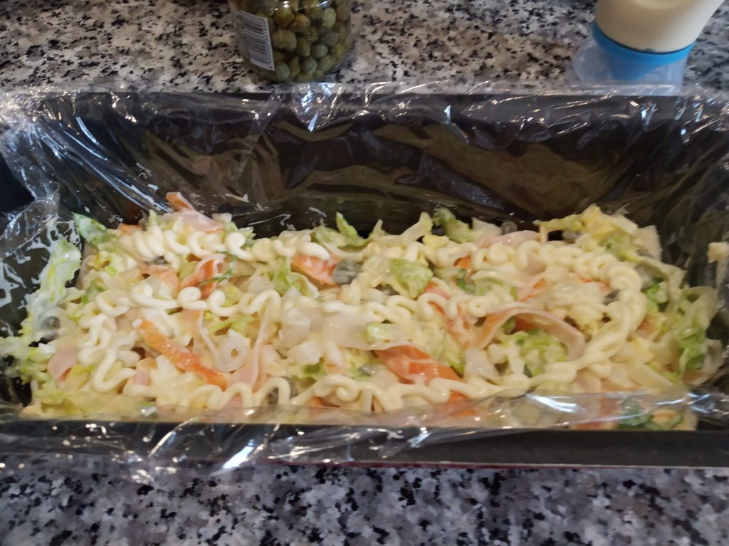 Pastel frío de salmón ahumado y palitos de surimi