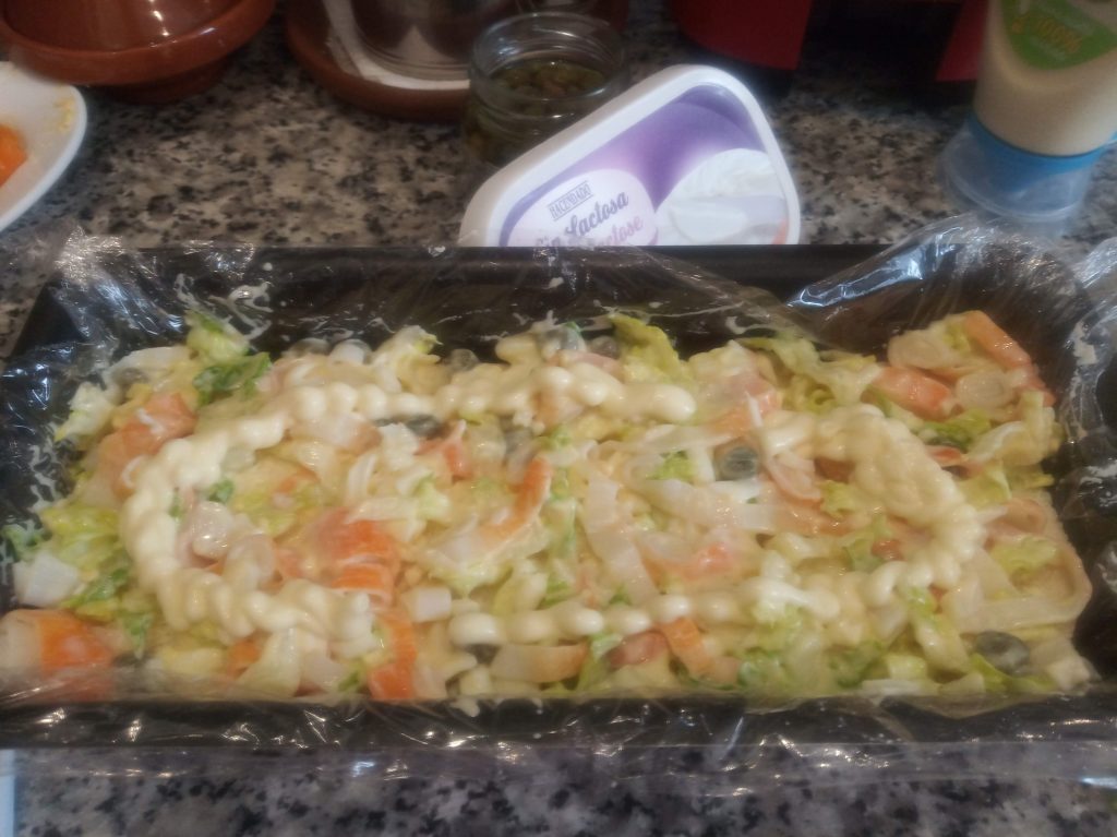 Pastel frío de salmón ahumado y palitos de surimi