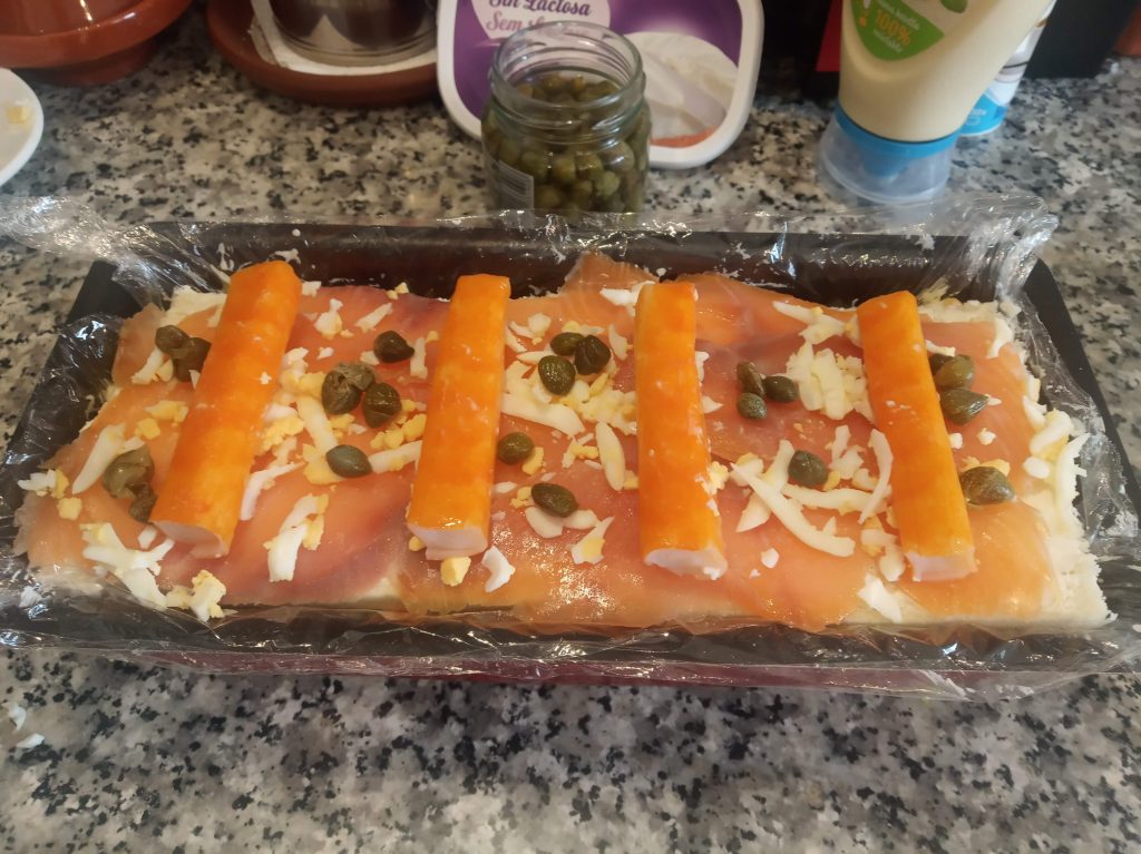 Pastel frío de salmón ahumado y palitos de surimi