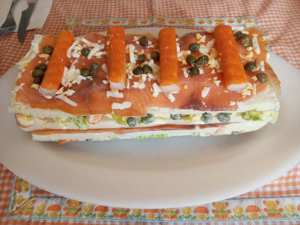 Pastel frío de salmón ahumado y palitos de surimi