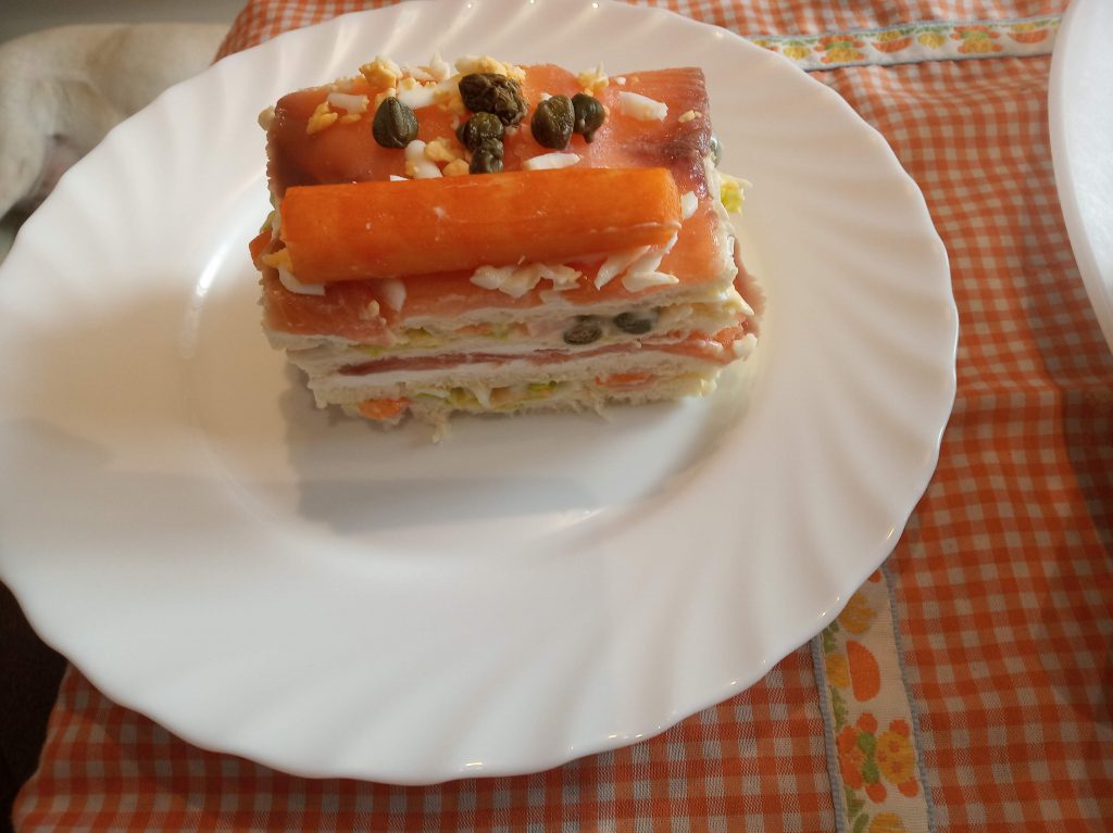 Pastel frío de salmón ahumado y palitos de surimi